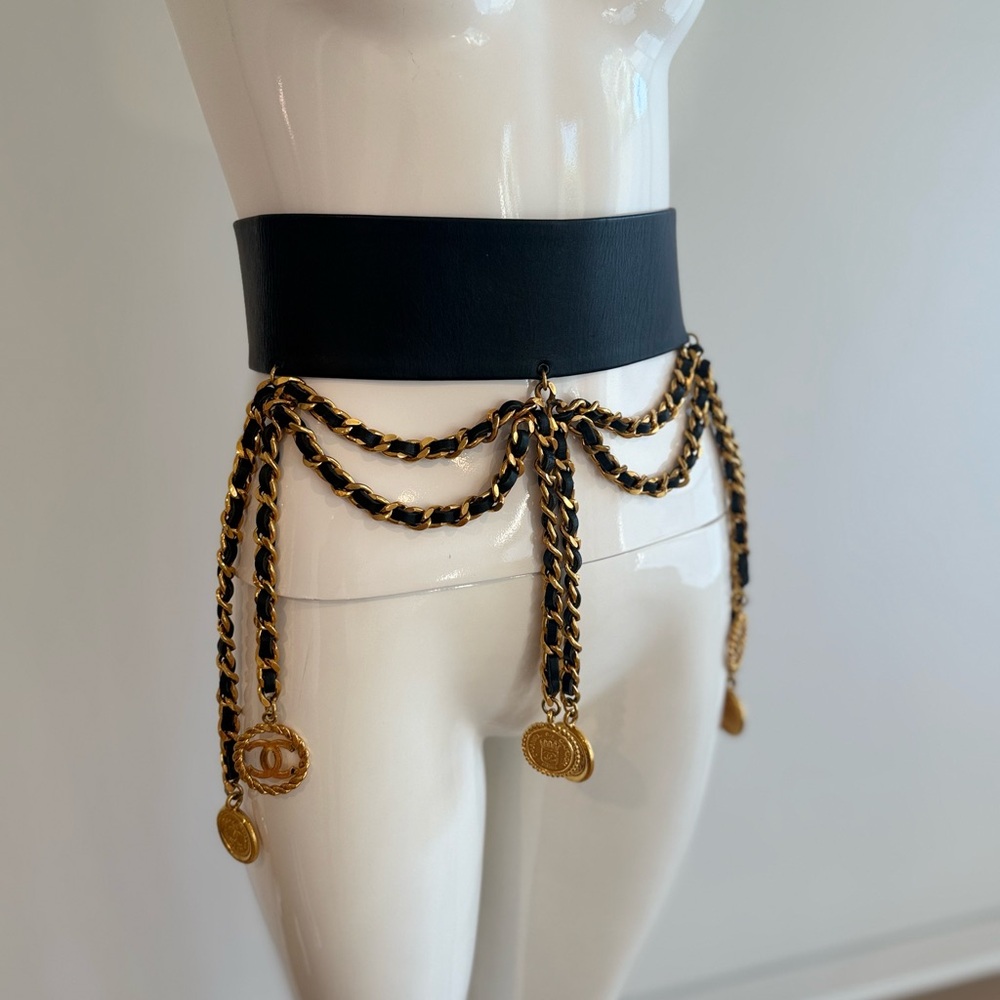 1993 Chanel Leather Belt with Charm Black Golden - Picture 2 of 10